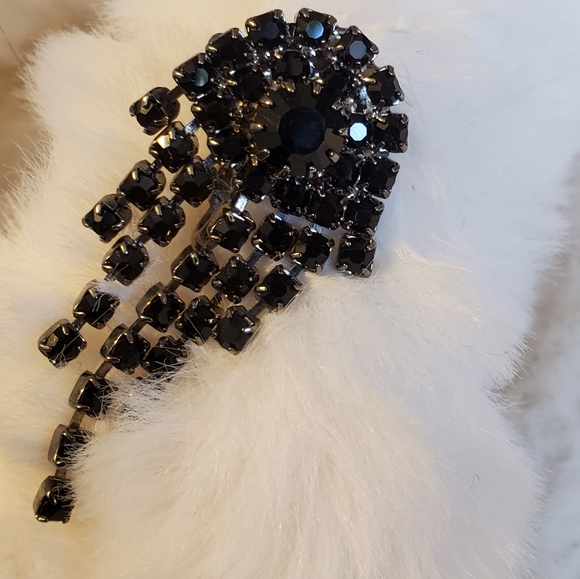 Vintage gunmetal clip-on earrings with black rhinestones - Picture 6 of 13